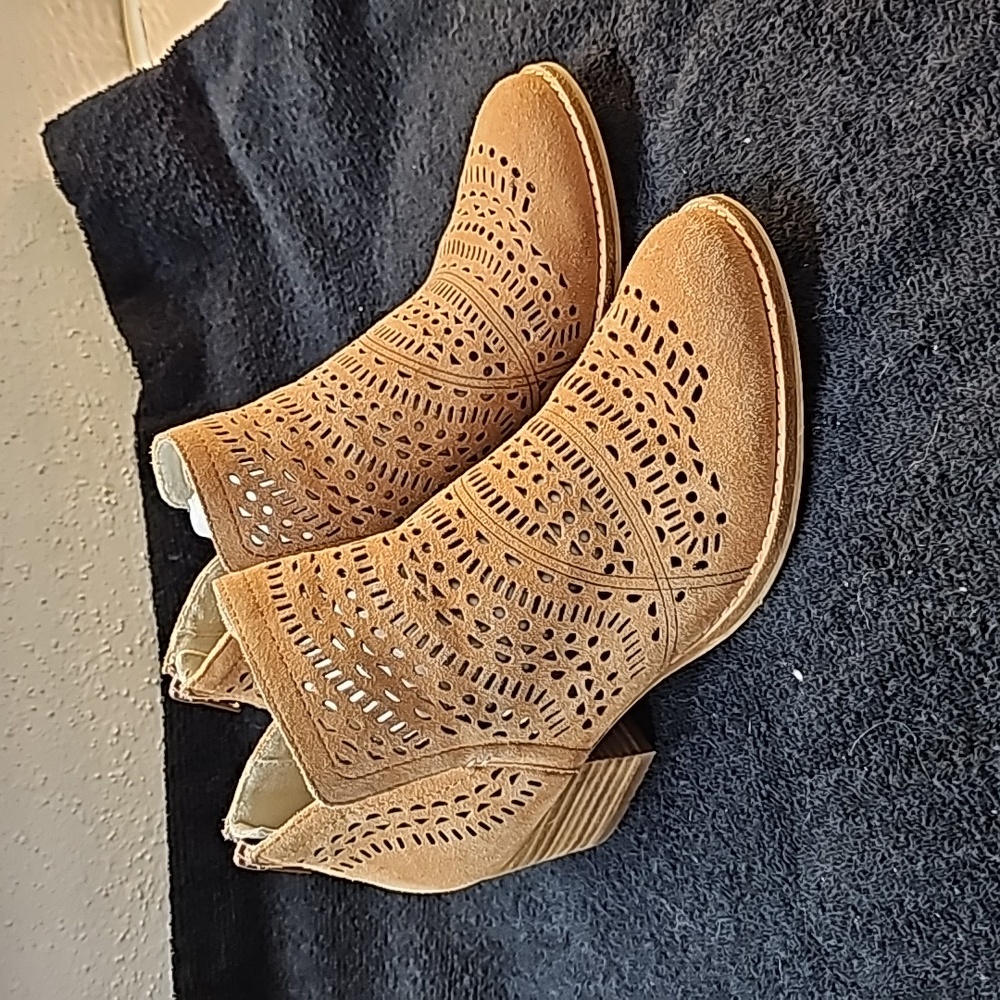 Earth Laser Cut Suede Boots Size 6 Worn Once